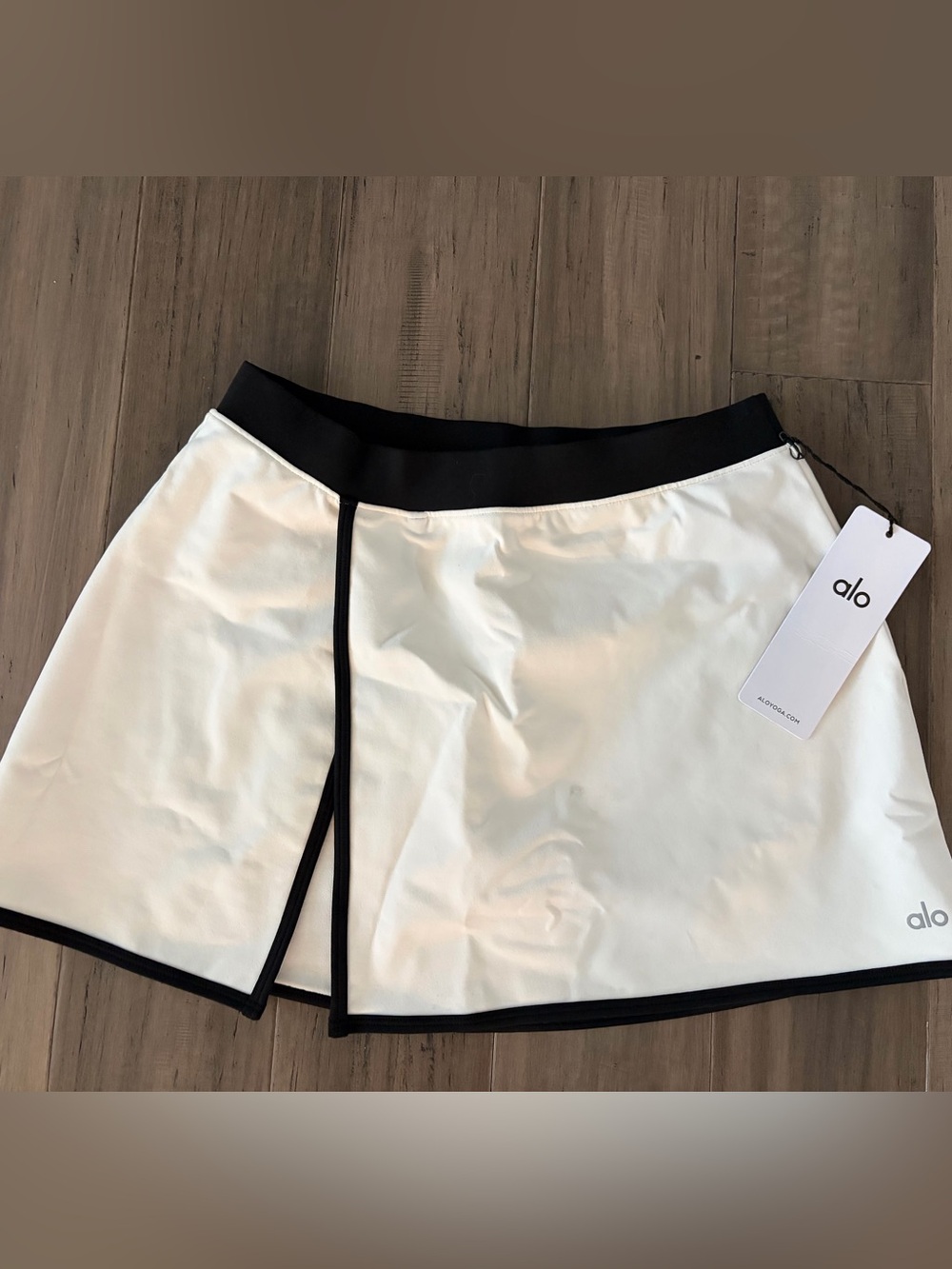 Alo white with black trim “Airbrush Streamlined ” athletic skort/skirt - size M